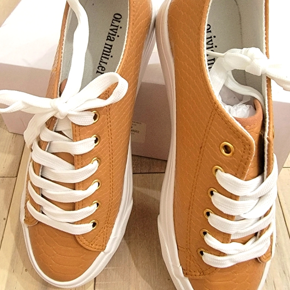 Croc flarform sneaker , Olivia Miller , Size 7 , color light brown NEW